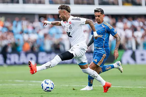 بقيادة نيمار.. سانتوس يتجنب الهبوط في الجولة الأخيرة من الدوري البرازيلي